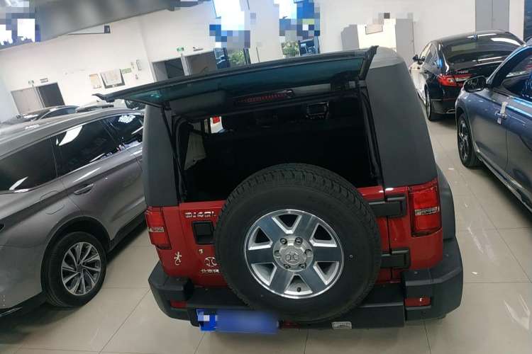 Used BAIC Off-Road BJ40 2016 40L 2.0T Manual Two-Wheel Drive Luxury Edition
