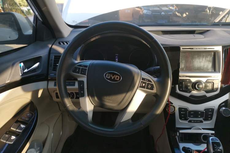 Used BYD e5 2018 450 Smart Connect Deluxe Edition
