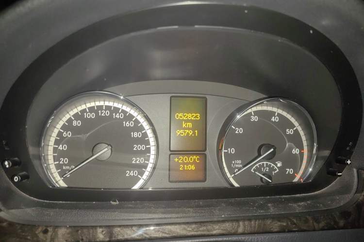 Used Mercedes-Benz Viano 2011 3.5L 125th Anniversary Edition 7 Seats Odometer Close Up