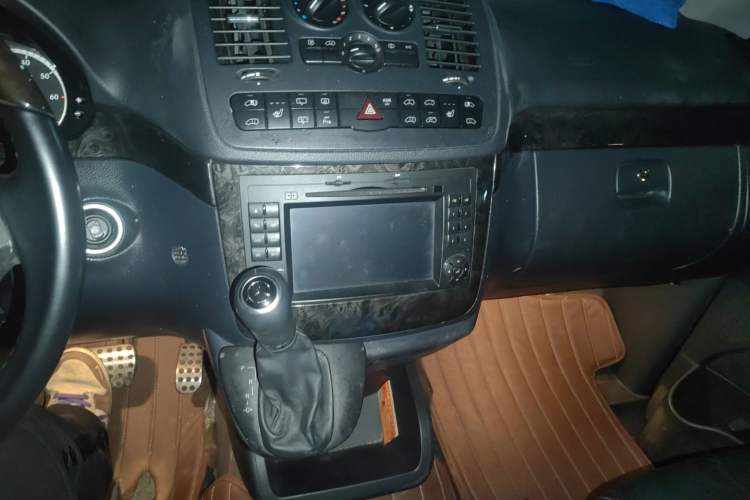 Used Mercedes-Benz Viano 2011 3.5L 125th Anniversary Edition 7 Seats Audio And AC Panel