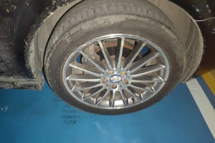 Used Mercedes-Benz Viano 2011 3.5L 125th Anniversary Edition 7 Seats Right Front Wheel Hub