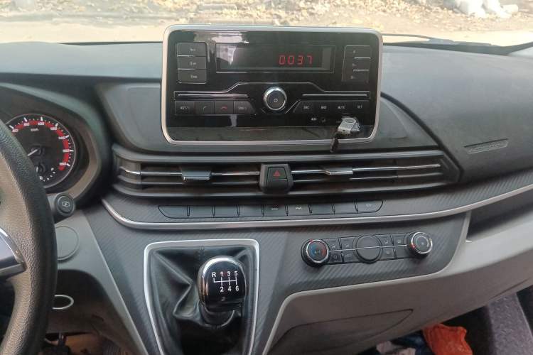 Used SAIC MAXUS Xintu V90 2020 2.0T Manual Yunjie Version Front-Wheel Drive with Single Rear Tire Short Wheelbase Mid-Height Design 6-Seater
