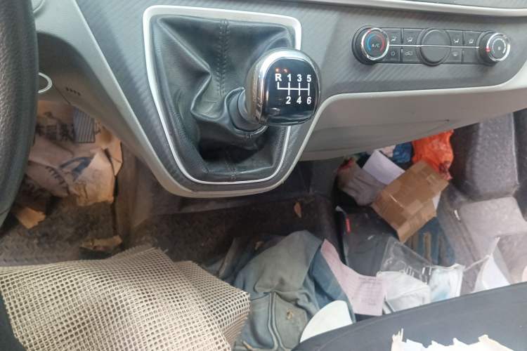 Used SAIC MAXUS Xintu V90 2020 2.0T Manual Yunjie Version Front-Wheel Drive with Single Rear Tire Short Wheelbase Mid-Height Design 6-Seater
