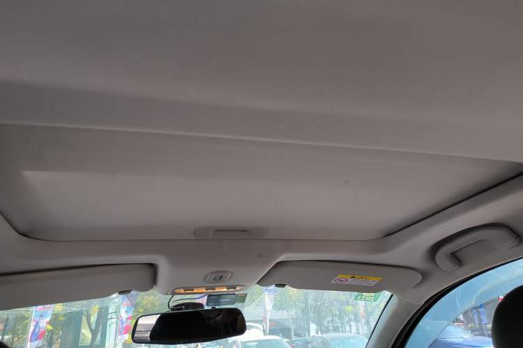 Used Venucia T70 2015 2.0L CVT Smart Edition
