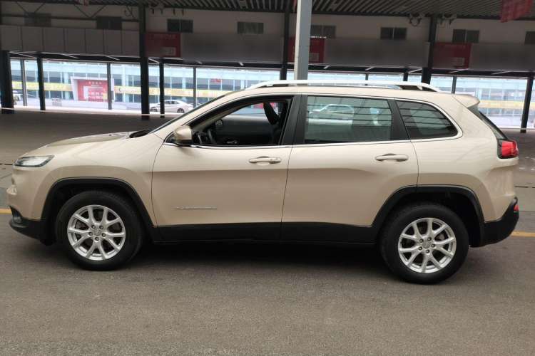 Used Jeep Cherokee 2016 2.0L Superior Edition
