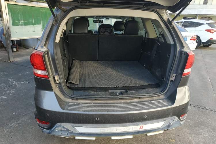 Used Dodge Journey 2013 2.4L Two-Wheel Drive Luxury Version
