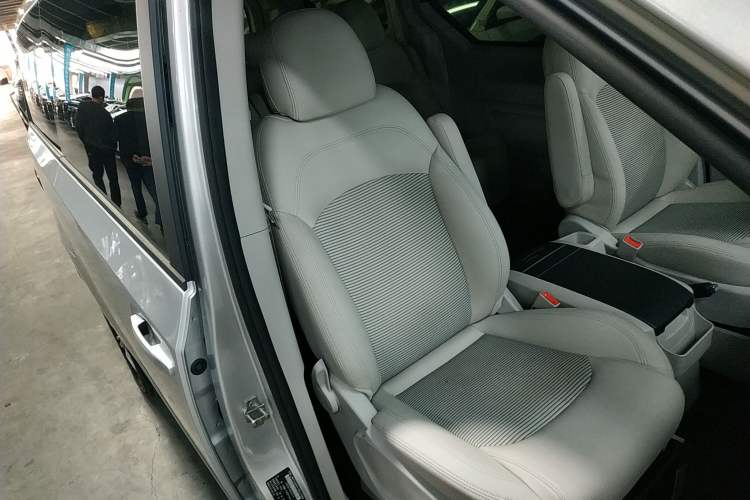 Used SAIC MAXUS G10 2016 2.0T Automatic Elite Edition
