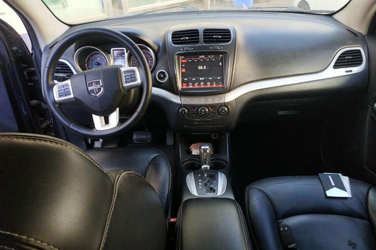 Used Dodge Journey 2013 2.4L Two-Wheel Drive Luxury Version
