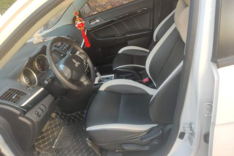 Used Mitsubishi Lancer EX 2016 1.8L CVT Black-and-White Retro Edition
