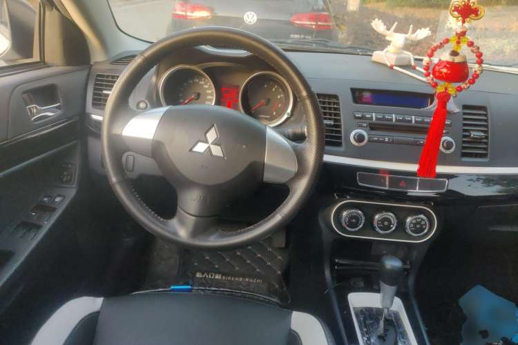 Used Mitsubishi Lancer EX 2016 1.8L CVT Black-and-White Retro Edition
