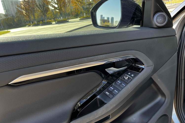 Used Land Rover Range Rover Evoque 2021 Range Rover Velar 249 PS R-Dynamic S Performance Edition
