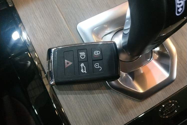 Used Land Rover Range Rover Evoque 2021 Range Rover Velar 249 PS R-Dynamic S Performance Edition
