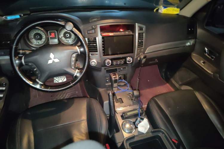 Used Mitsubishi Pajero 2015 3.0L Automatic Elite Overdrive Version China IV Standard Center Console