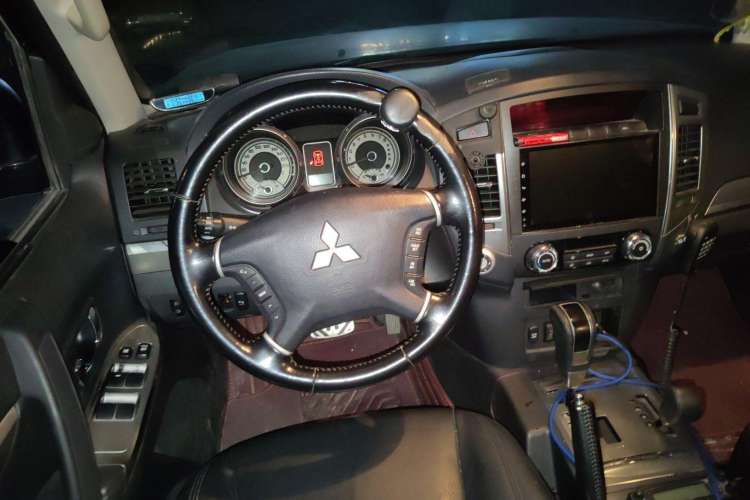 Used Mitsubishi Pajero 2015 3.0L Automatic Elite Overdrive Version China IV Standard Steering Wheel