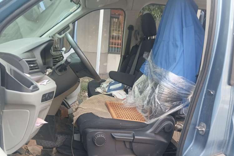 Used SAIC MAXUS Xintu V90 2020 2.0T Manual Yunjie Version Front-Wheel Drive with Single Rear Tire Short Wheelbase Mid-Height Design 6-Seater
