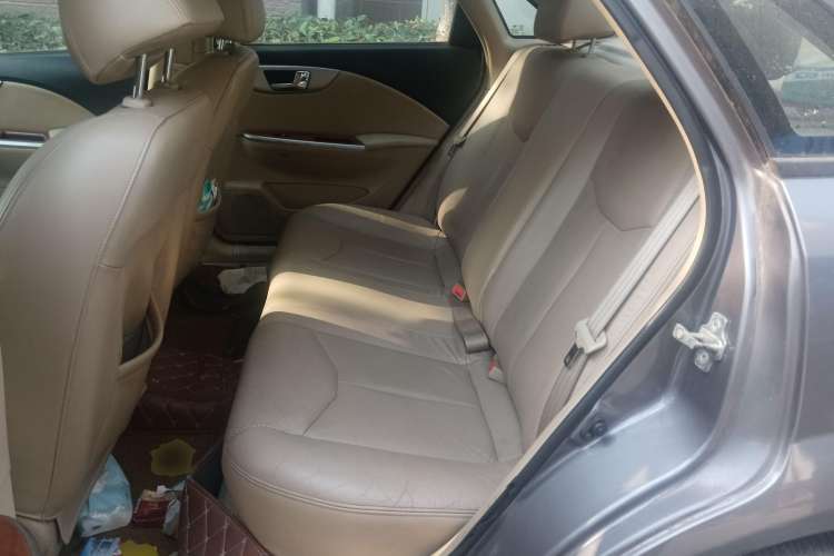 Used SAIC MAXUS Xintu V90 2020 2.0T Manual Yunjie Version Front-Wheel Drive with Single Rear Tire Short Wheelbase Mid-Height Design 6-Seater
