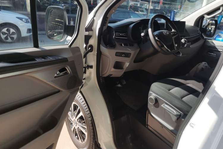 Used SAIC MAXUS V70 Xintu 2023 2.0T Diesel Manual Elite Edition 5/6 Seats 93 kW