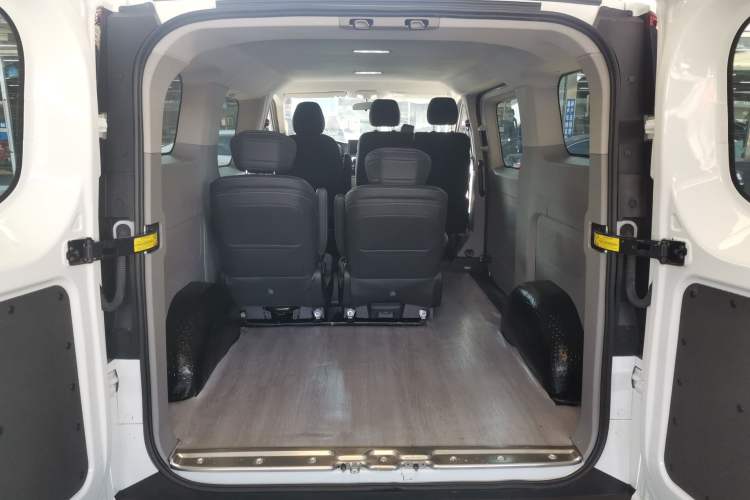 Used SAIC MAXUS V70 Xintu 2023 2.0T Diesel Manual Elite Edition 5/6 Seats 93 kW