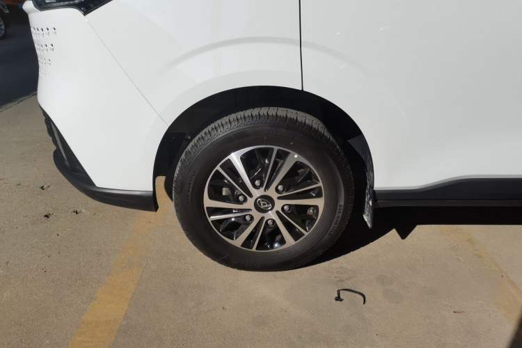 Used SAIC MAXUS V70 Xintu 2023 2.0T Diesel Manual Elite Edition 5/6 Seats 93 kW