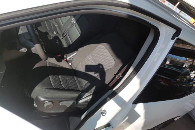 Used SAIC MAXUS V70 Xintu 2023 2.0T Diesel Manual Elite Edition 5/6 Seats 93 kW