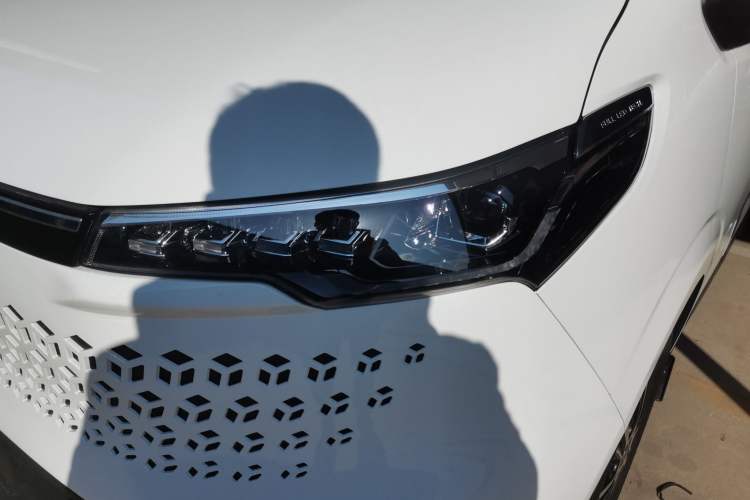 Used SAIC MAXUS V70 Xintu 2023 2.0T Diesel Manual Elite Edition 5/6 Seats 93 kW