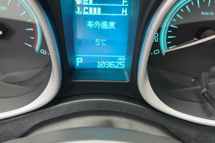 Used GAC Trumpchi GS5 Super 2015 2.0L Automatic Two-Wheel Drive Comfort Edition Odometer Close Up