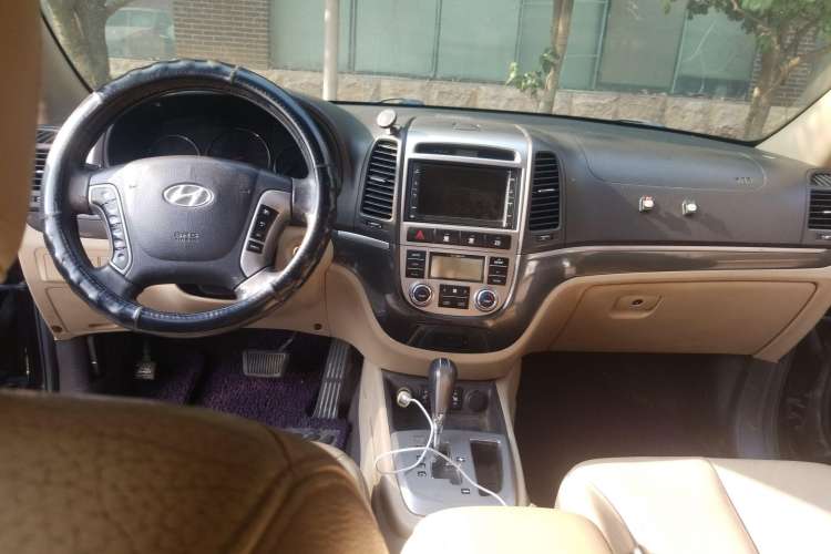 Used Hyundai Santa Fe Classic 2010 2.4 Ultimate Edition 7-Seater Four-Wheel Drive Center Console