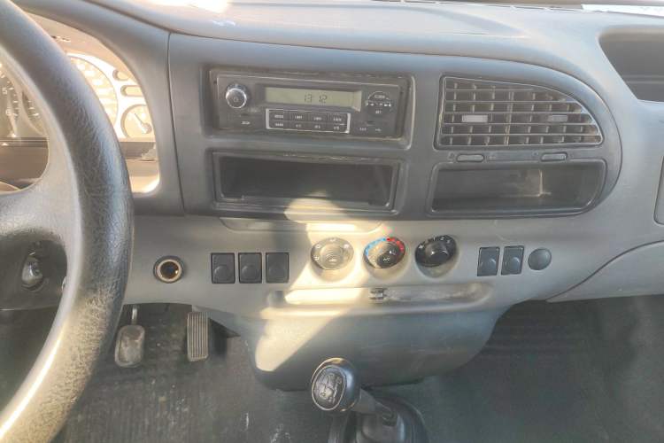 Used Ford Classic Transit 2013 2.8T Diesel Logistics Model with Short Wheelbase and Mid-Roof JX493ZLQ4
