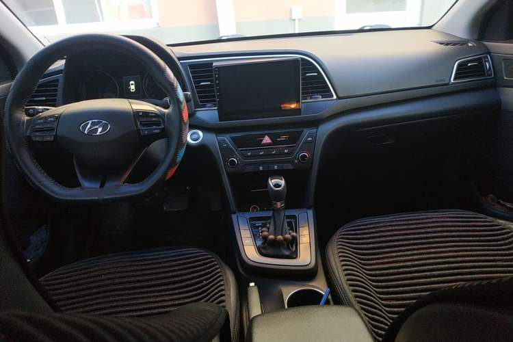 Used Hyundai Elantra (6th Generation / Lingdong) 2018 1.4T Dual-Clutch Xuan Dong · Dynamic Edition Center Console