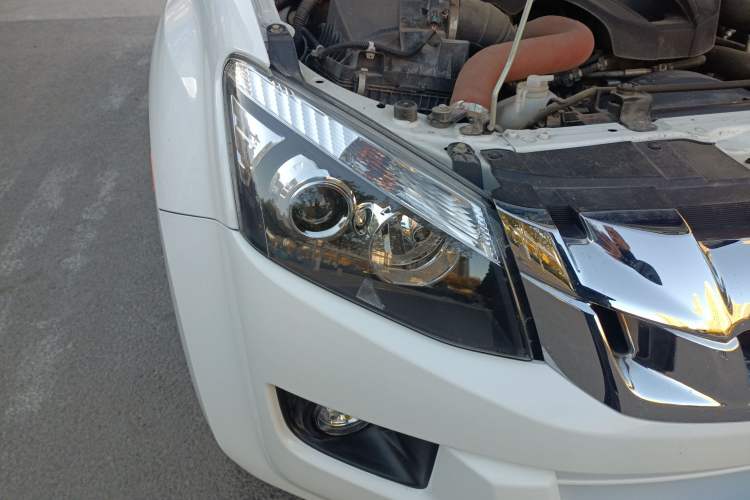 Used Isuzu D-MAX 2018 3.0T Four-Wheel Drive Automatic Ultra-Luxury Version 4JJ1-TC HI
