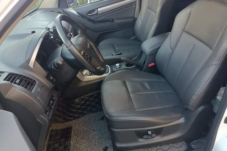 Used Isuzu D-MAX 2018 3.0T Four-Wheel Drive Automatic Ultra-Luxury Version 4JJ1-TC HI
