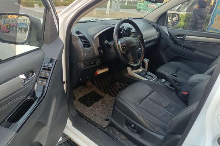 Used Isuzu D-MAX 2018 3.0T Four-Wheel Drive Automatic Ultra-Luxury Version 4JJ1-TC HI
