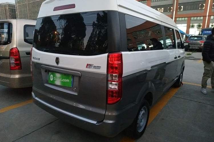 Used Jinbei New Hiace X30L 2023 1.5L Super-Enjoyment Edition Passenger Van 5/6/7-Seater Non-Air-Conditioned Version SWC15M
