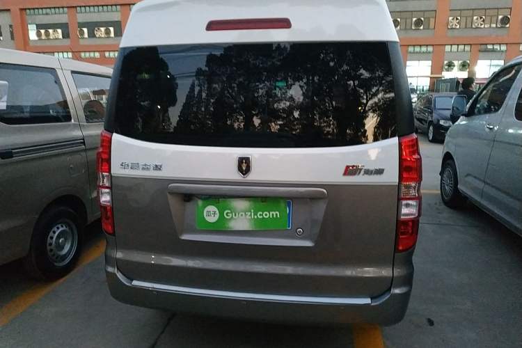 Used Jinbei New Hiace X30L 2023 1.5L Super-Enjoyment Edition Passenger Van 5/6/7-Seater Non-Air-Conditioned Version SWC15M
