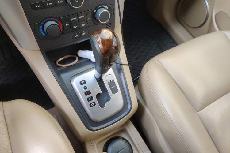 Used Chevrolet Captiva 2010 2.4 AT 7-Seater Luxury Version Gear Lever