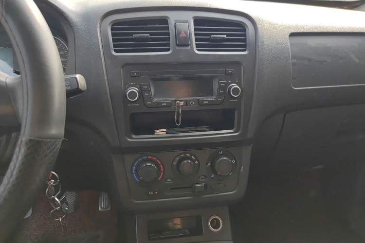 Used Dongfeng Fengon 330 2016 1.2L Manual Base Version DK12-07 Audio And AC Panel
