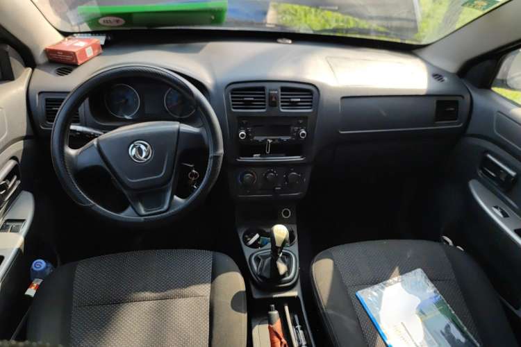 Used Dongfeng Fengon 330 2016 1.2L Manual Base Version DK12-07 Center Console