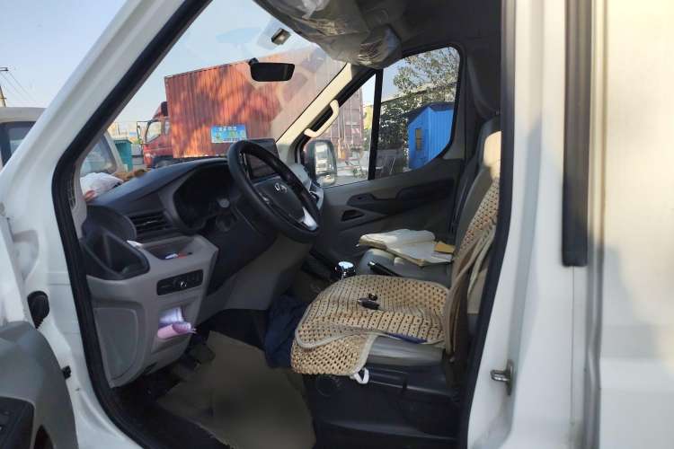 Used SAIC MAXUS Xintu V90 2019 2.0T Manual ZhiDuXing Rear-Drive Single-Tire Extended-Height Roof 7-Seater
