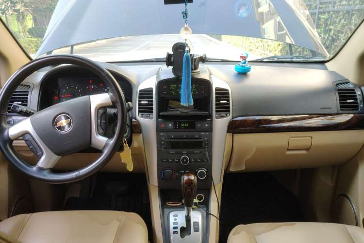 Used Chevrolet Captiva 2010 2.4 AT 7-Seater Luxury Version Center Console