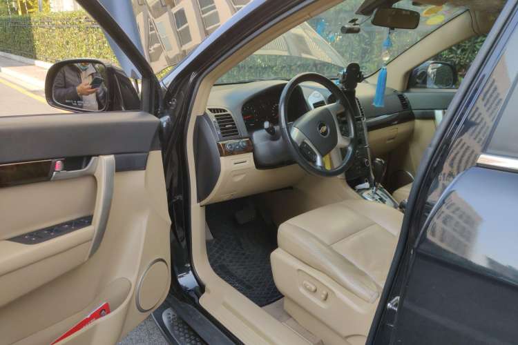 Used Chevrolet Captiva 2010 2.4 AT 7-Seater Luxury Version Driver Seat