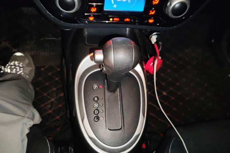 Used Infiniti ESQ 2014 1.6L Spontaneous Edition Gear Lever