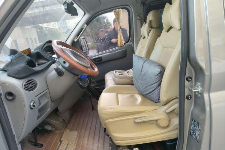 Used SAIC MAXUS 2015 2.5T AMT Aoyuntong Edition Short Wheelbase Low Roof
