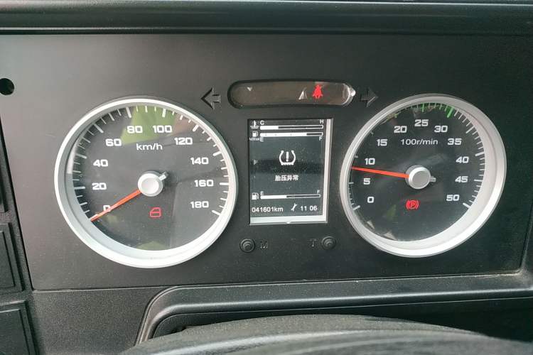 Used Iveco Daily 2021 2.5T A35 M1 Passenger Van 5-9 Seater Short Wheelbase Low Roof Dual Tires Manual Doors
