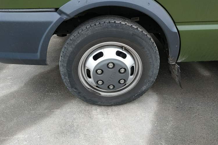 Used Iveco Daily 2021 2.5T A35 M1 Passenger Van 5-9 Seater Short Wheelbase Low Roof Dual Tires Manual Doors
