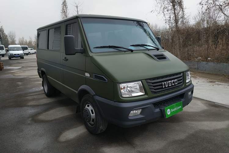 Used Iveco Daily 2021 2.5T A35 M1 Passenger Van 5-9 Seater Short Wheelbase Low Roof Dual Tires Manual Doors
