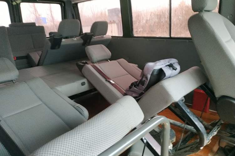 Used Iveco Daily 2021 2.5T A35 M1 Passenger Van 5-9 Seater Short Wheelbase Low Roof Dual Tires Manual Doors
