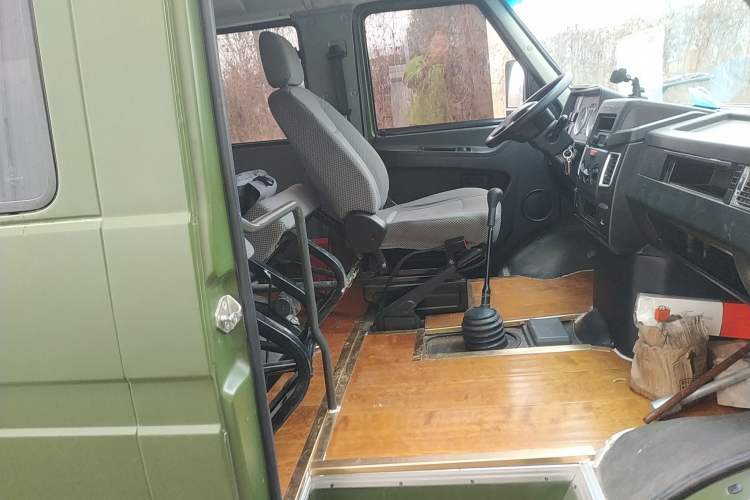 Used Iveco Daily 2021 2.5T A35 M1 Passenger Van 5-9 Seater Short Wheelbase Low Roof Dual Tires Manual Doors
