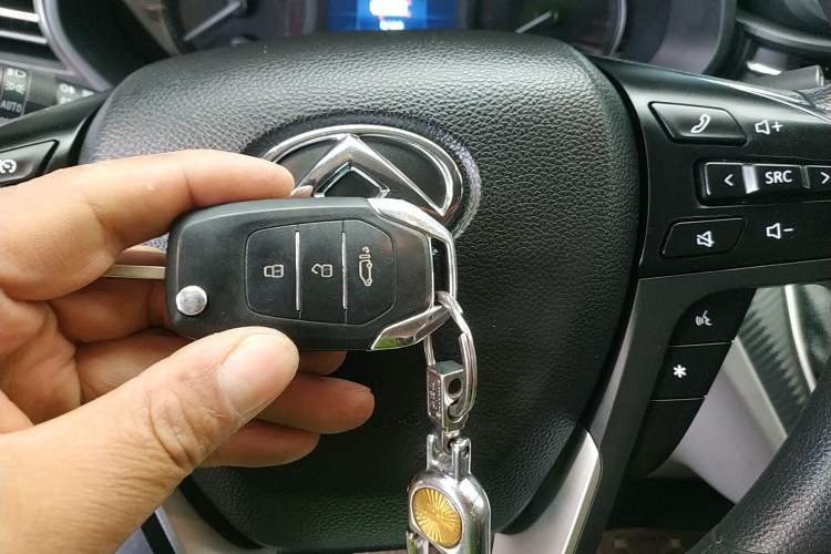 Used SAIC MAXUS Xintu V90 2019 2.0T Manual ZhiDuXing Front-Wheel-Drive Single Tire Long Wheelbase High-Roof 7-Seater
