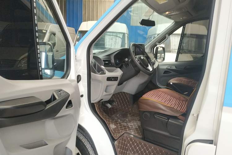 Used SAIC MAXUS Xintu V90 2019 2.0T Manual ZhiDuXing Front-Wheel-Drive Single Tire Long Wheelbase High-Roof 7-Seater
