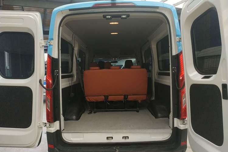 Used SAIC MAXUS Xintu V90 2019 2.0T Manual ZhiDuXing Front-Wheel-Drive Single Tire Long Wheelbase High-Roof 7-Seater
